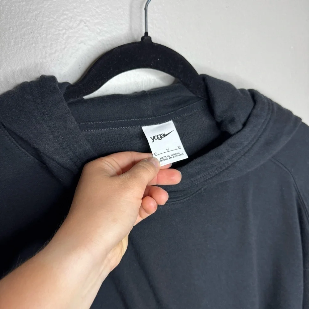 Nike Yoga Luxe Women's Cropped Fleece Hoodie in Black
